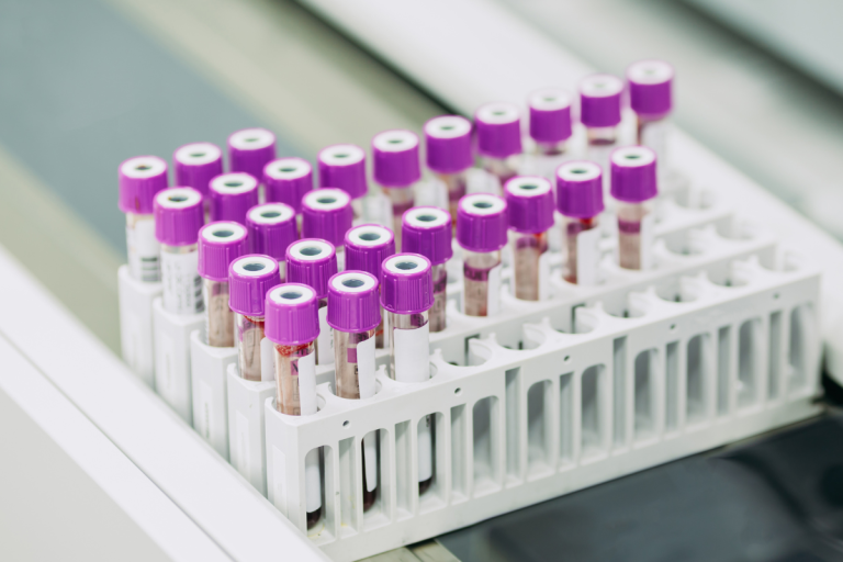 A set of laboratory specimen packaging and transport components, including primary receptacles, secondary receptacle, and outer packaging. The packaging is designed to meet UN3373 regulations, ensuring the safe and compliant transport of biological specimens, such as blood, tissues, and cells, for diagnostic testing and clinical trials.